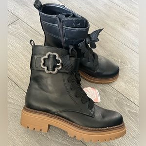 New women’s boots size 8